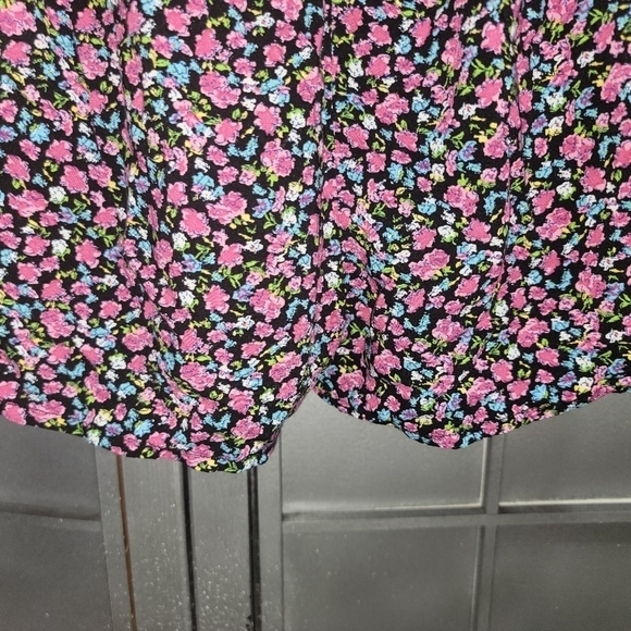 Forever 21 small Jumper shorts outfit. Romper  Black with floral. - Picture 5 of 11